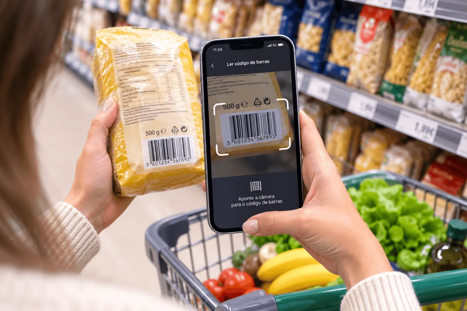 Leitura do código de barras de um pacote de massa com a câmara do telemóvel, no corredor do supermercado